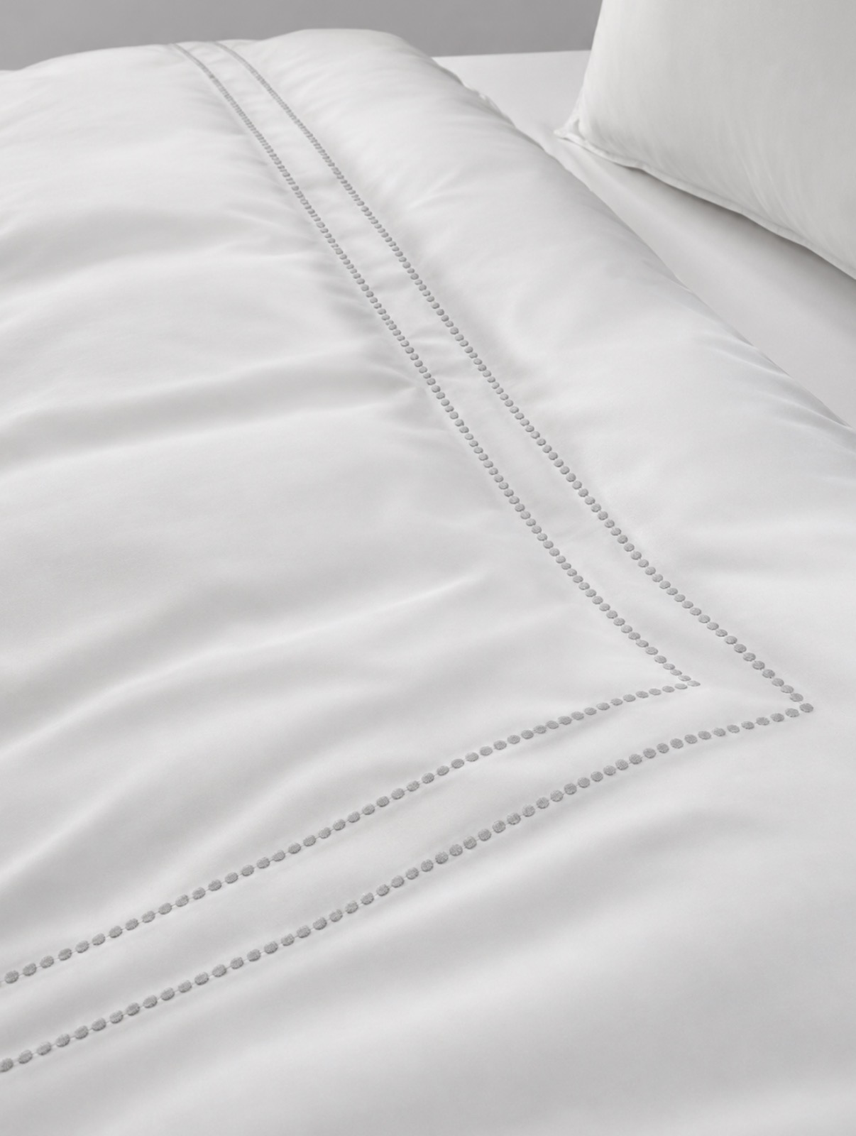 White duvet cover from the 400TC king-size bedsheet set