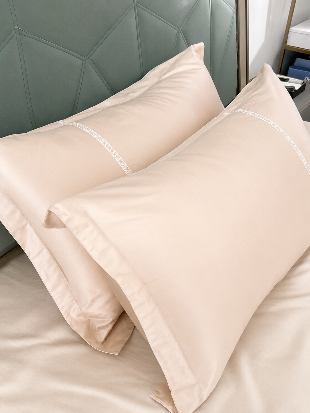 Four peach pillowcases included in the 800TC queen bedsheet set