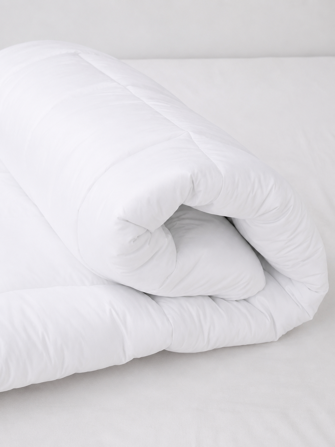 White King-size microfiber duvet insert with cotton cover